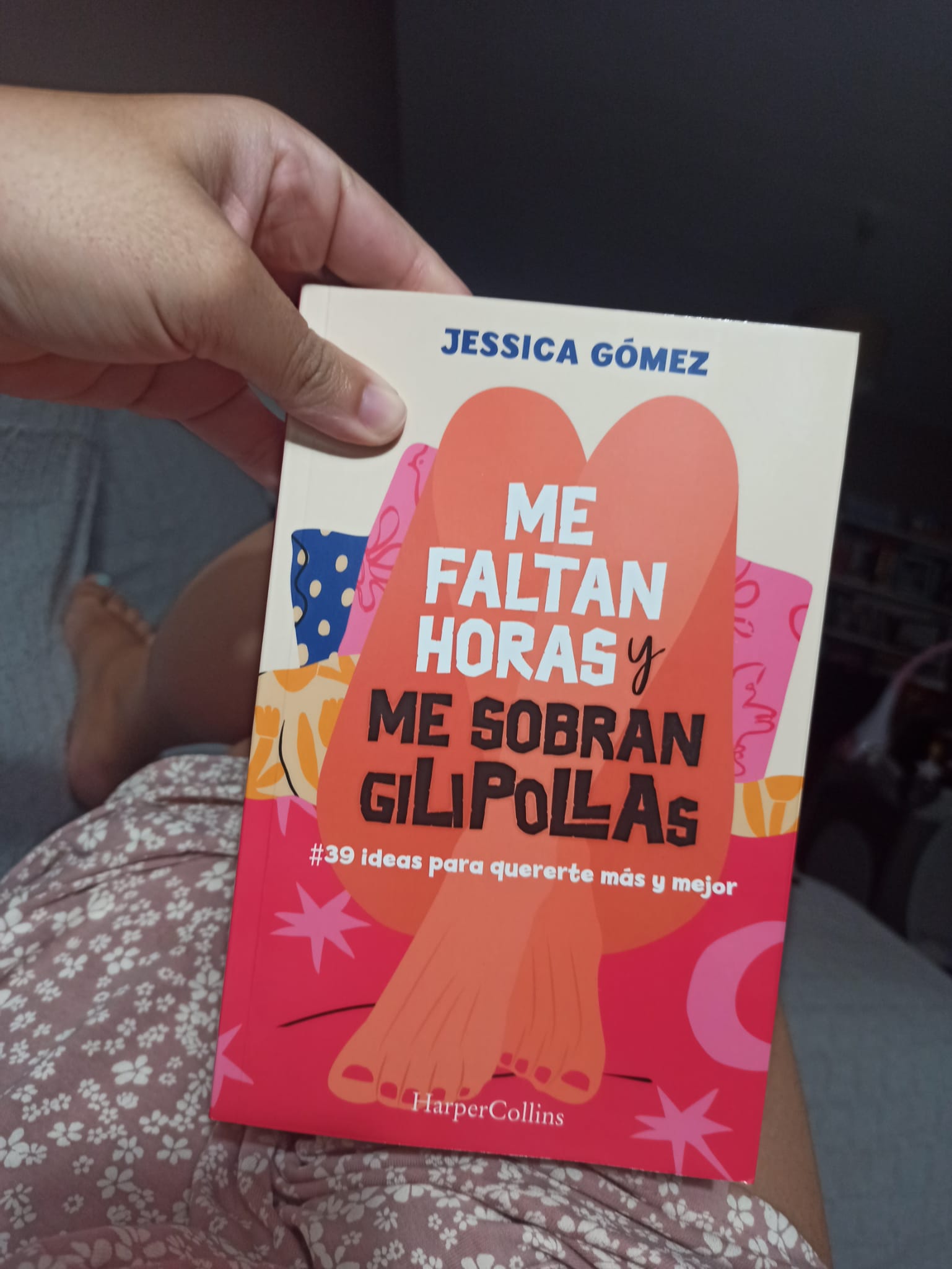 ME FALTAN HORAS Y ME SOBRAN GILIPOLLAS, de Jessica Gómez.